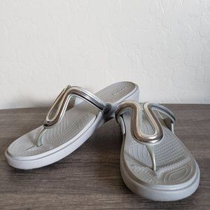 Crocs Sanrah Metalblock Flat Flip Flop Sandals Metallic Silver/Grey Women's 10